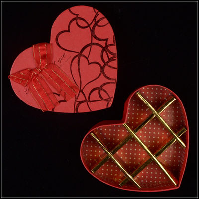 Luxe harde, fancy cadeau dozen in de vorm van een hart voor Valentijnsdag. Chocolade en zoet.