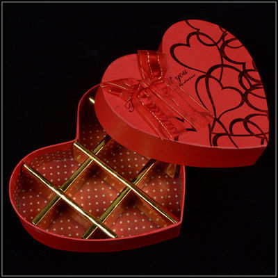 Luxe harde, fancy cadeau dozen in de vorm van een hart voor Valentijnsdag. Chocolade en zoet.