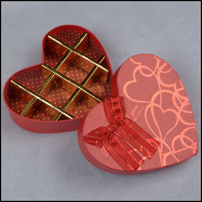 Luxe harde, fancy cadeau dozen in de vorm van een hart voor Valentijnsdag. Chocolade en zoet.