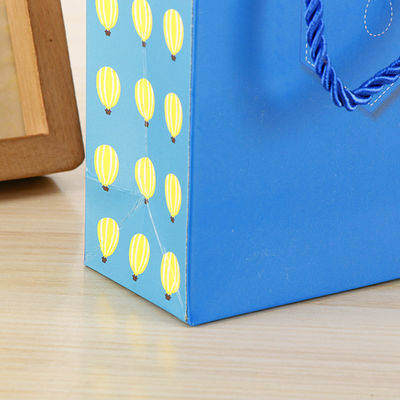Op maat gemaakte papieren winkeltassen voor kleine cadeautjes voor kinderen