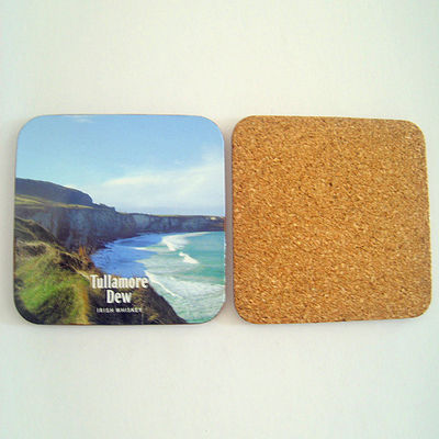 Persoonlijk aangepaste houten drankjescoasters plaatsen voor eten en drinken