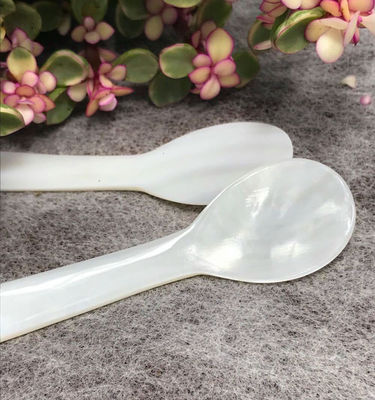 Natuurlijke moeder van parel kaviaar lepel