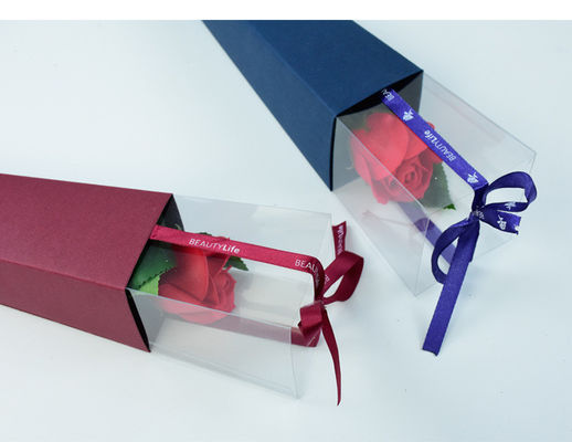 Mooi ontworpen bloemendoosje met verschillende kleuren en lint voor Valentijnsdag.