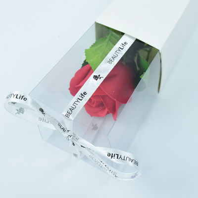 Mooi ontworpen bloemendoosje met verschillende kleuren en lint voor Valentijnsdag.