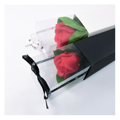 Mooi ontworpen bloemendoosje met verschillende kleuren en lint voor Valentijnsdag.